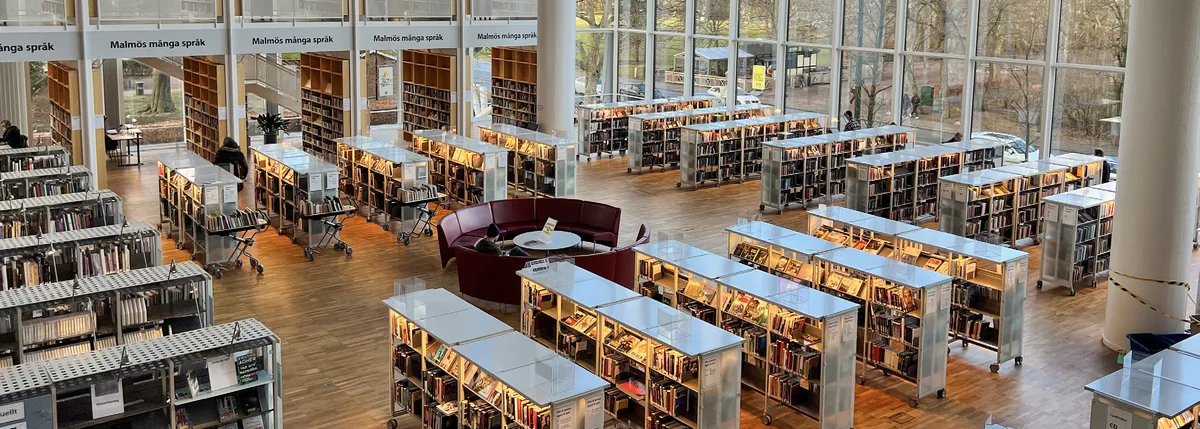Vue en hauteur du plateau d'une grande bibliothèque publique et de ses rayonnages