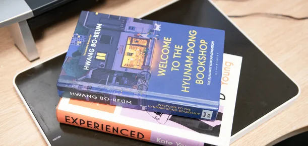 Une pile de livres posée sur la platine de lecture, au moment de l'encodage